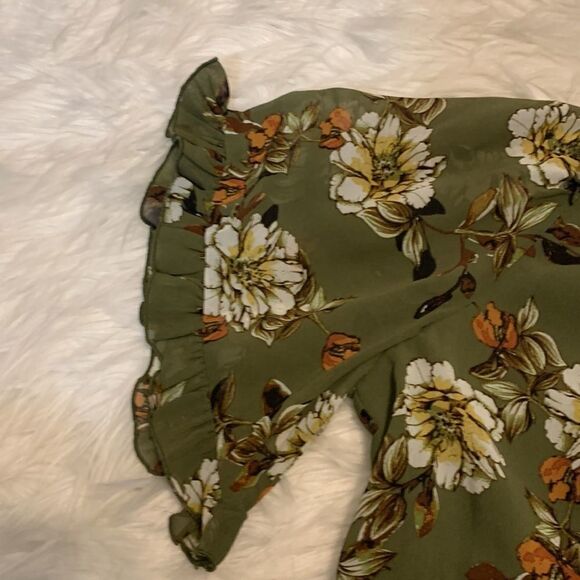 Size medium floral BoHo dress. Two rows of ruffles at the bottom and one - Picture 8 of 9